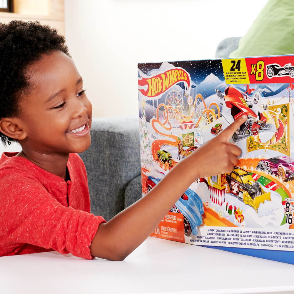 Hot Wheels Adventskalender – 8 Hot Wheels‑Fahrzeuge und 16 winterliche Zubehörteile im Maßstab 1:64, inklusive Spielmatte, Person, Werbung