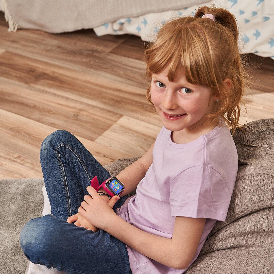 VTech KidiZoom Smart Watch MAX lila/pink mit Touch-Display, Front- & Rückkamera, Schrittzähler, Kreativ-Apps & Spiele, Wecker & Musik-Player, wiederaufladbar, spritzwassergeschützt, ab 5 Jahren, Hartholz, Holz, Person, Portrait, Hosen