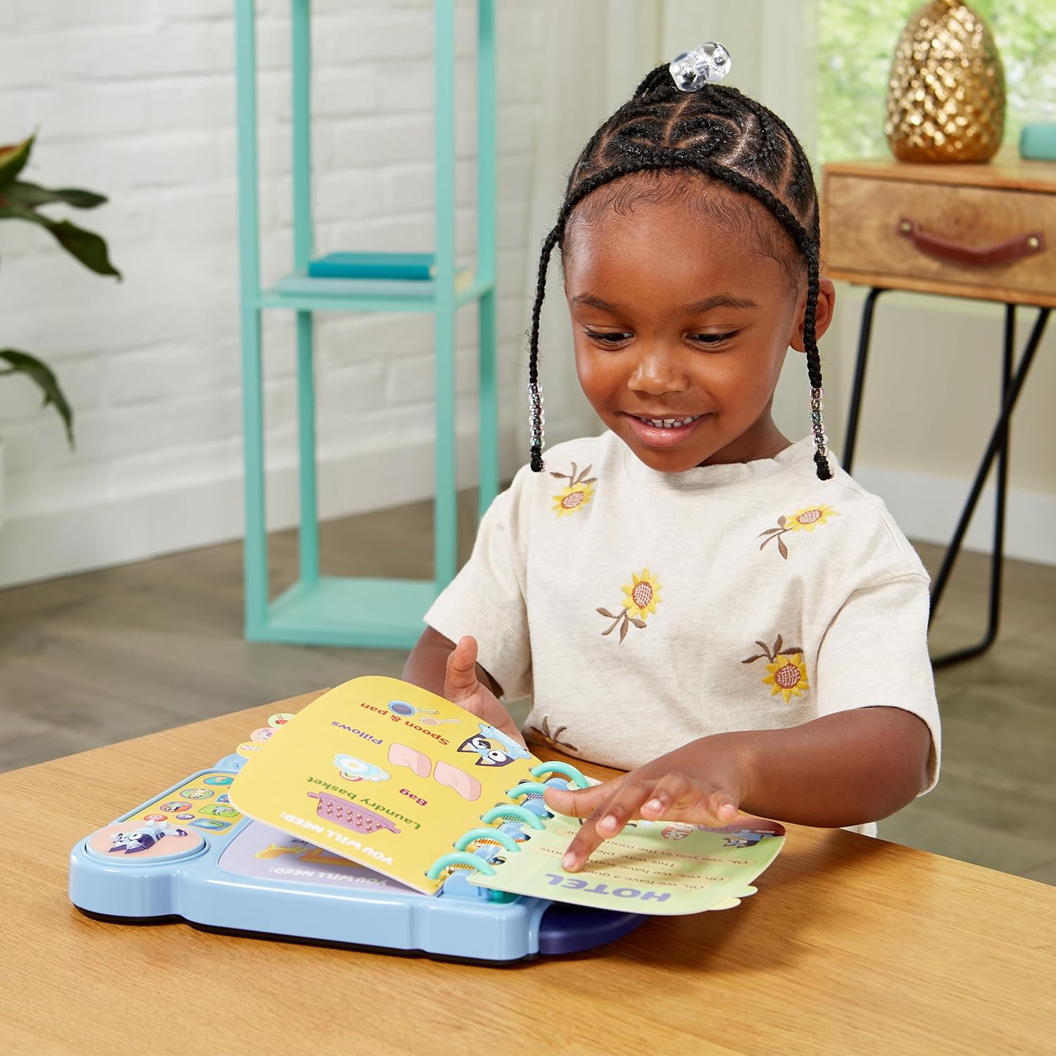 VTech Bluey Lernspielbuch aus Kunststoff im bunten Bluey-Design, mit Originalstimmen, 4 Spielmodi, Figuren- & Leuchttasten, Tragegriff, kindersicher & ab 3 J.,