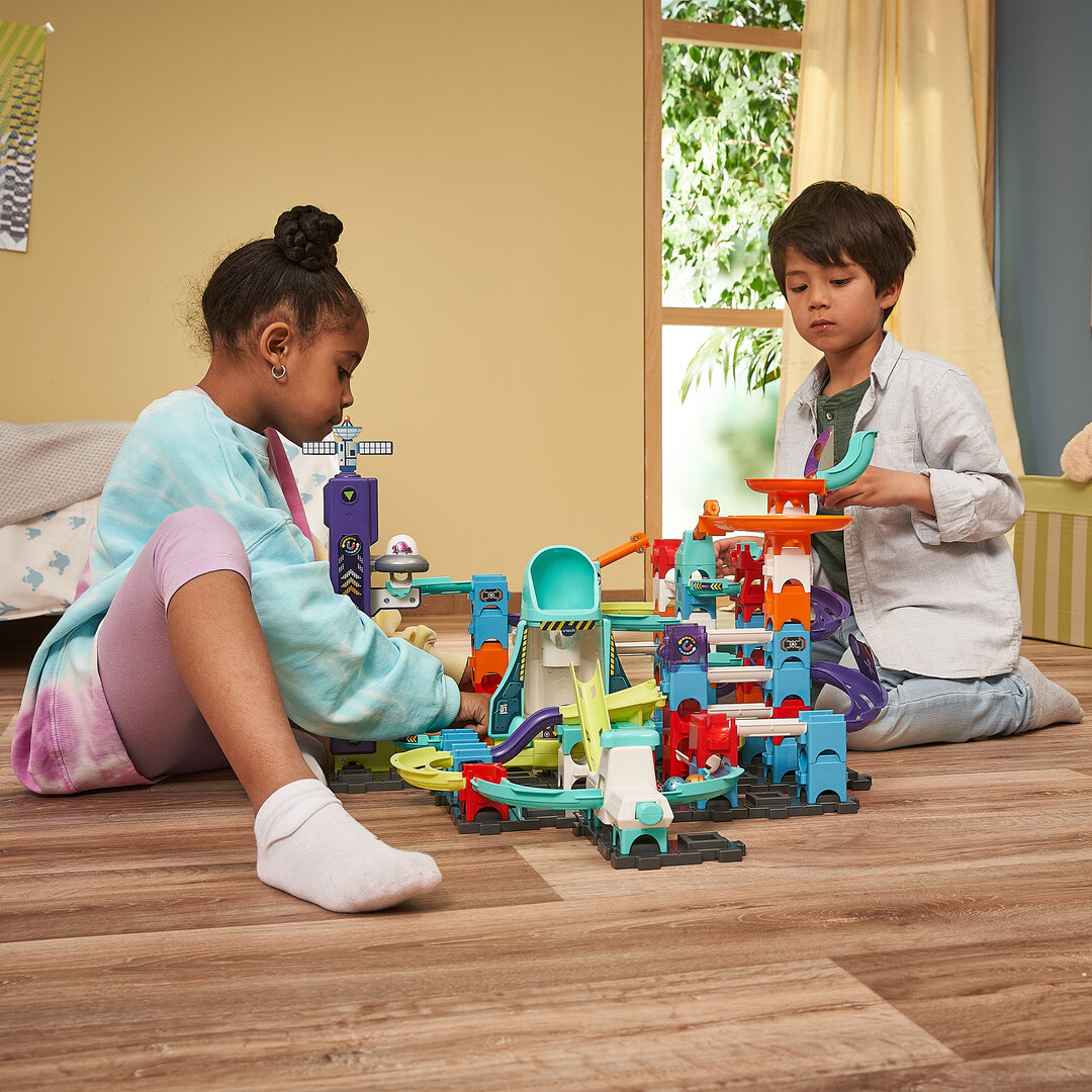 VTech Marble Rush Space Magnetic Set XL300 E aus Kunststoff  119 Teile, inkl. elektronischem Modul, 5 MarBalls  5 magnetischer Kugeln, U-Kurve, UFO-Aufzug, magnetischer Pendel, fördert Motorik & räumliches Denken, ab 4 J., Socke, Kind, Weiblich, Mädchen,