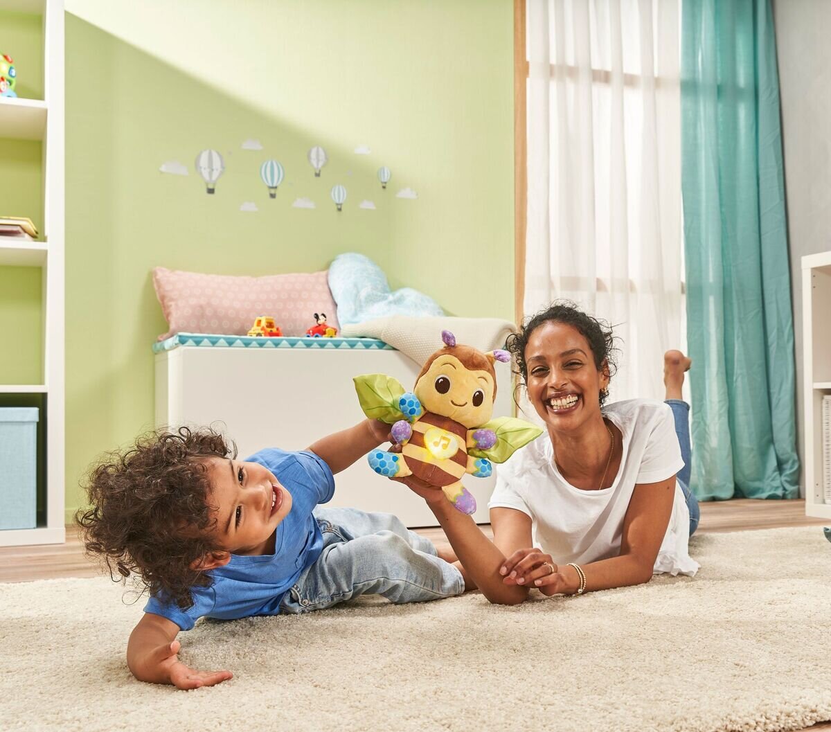 VTech Musik-Kuschelbiene interaktiver Plüschfreund ab 3 Monaten VTech Musik-Kuschelbiene aus recyceltem Plüsch 6 Plastikflaschen, leuchtende Herz-Taste, 2 Lieder & 30 Melodien, knisternde Flügel, waschbar, kindersicher ab 3 Monaten,