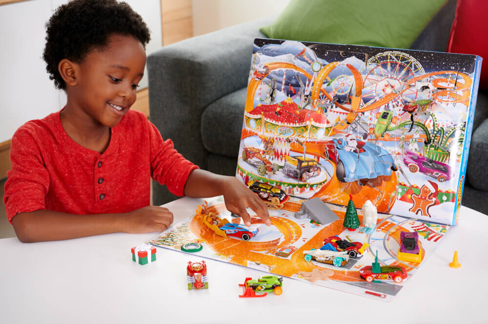 Hot Wheels Adventskalender – 8 Hot Wheels‑Fahrzeuge und 16 winterliche Zubehörteile im Maßstab 1:64, inklusive Spielmatte, Abspielen, Person