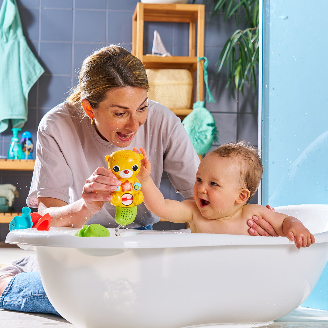 VTech Badespaß Otter aus buntem Kunststoff mit Leucht-Seestern-Taste, Wassersensor, drehbarem Rad im Bauch, 3 Fisch-Becher, 3 Lieder & 15 Melodien, wasserdichtes Batteriefach ab 1 Jahr., Erwachsener, Weiblich, Person, Frau, Baden