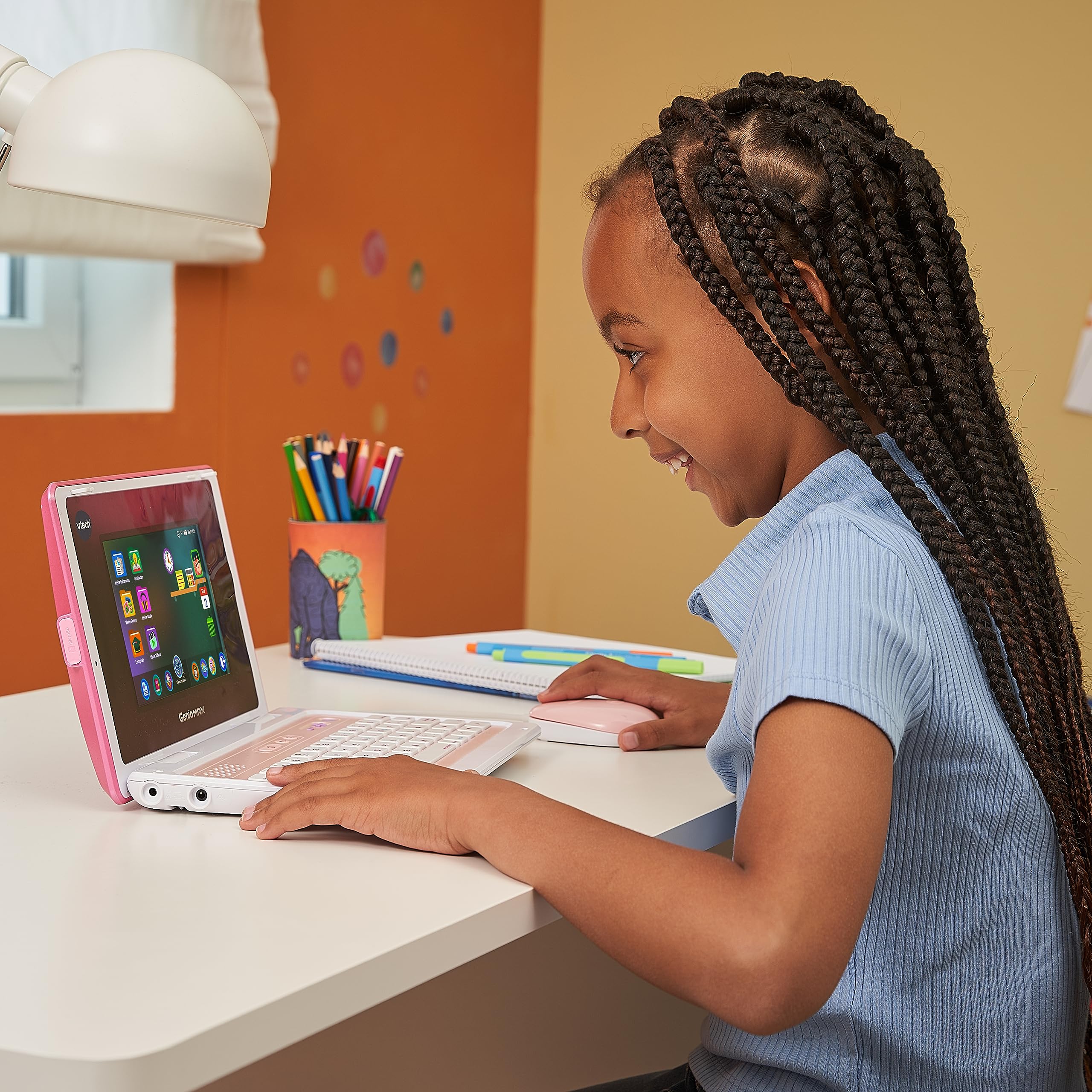 VTech Genio Lernlaptop XL in Rosa, Kunststoff, 7 HD-Display, QWERTZ-Tastatur, 40 Lern-Apps & E-Books, Kalender, Galerie, Wi-Fi, microSD, ab 5 J., Person, Elektronik, Laptop, PC, Haare