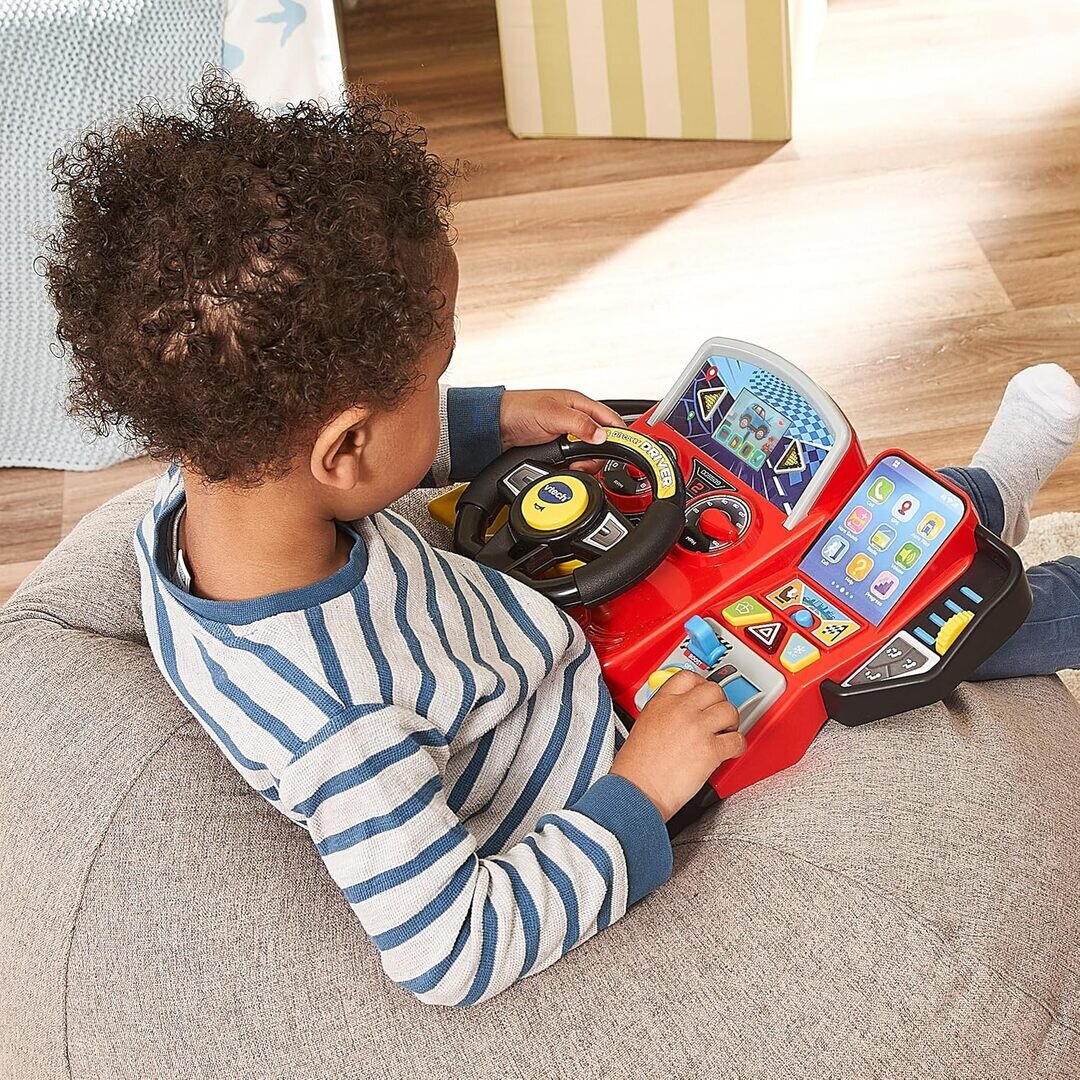 VTech Abenteuer Lernlenkrad in Rot/Schwarz mit 2,4 LCD-Display, Auto-Hupe, Telefon, Schalter, 3 Spielmodi Fahren, Rennen, Rollenspiel, 23 Melodien, Lerninhalte Zahlen, Alphabet, Farben, kindersicher ab 3 J., Junge, Kind, Männlich, Person, Band