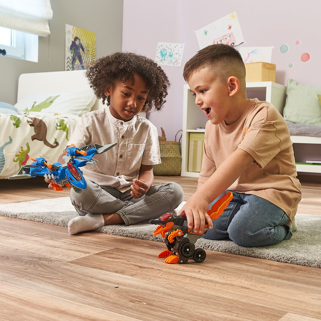 VTech Switch & Go Dinos 2-in-1 Spinosaurus & Pterodaktylus Kunststoff-Spielzeug ca. 35cm, Dino- und Fahrzeugmodus mit LED-Soundeffekten, Feuer-Launcher, Lautstärkeregler, kindersicher ab 3 J., Abspielen, Kopf, Person, Gesicht, Kind