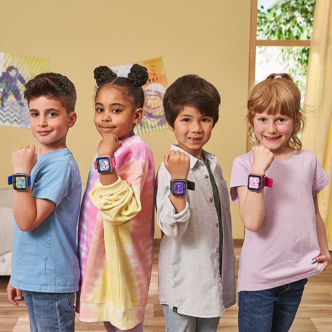 VTech KidiZoom Smart Watch MAX blau mit großem Touch-Display, Front- & Rückkamera, Schrittzähler, Spiele & Kreativ-Apps, Wecker, Musik-Player, spritzwassergeschützt, wiederaufladbarer Akku, ab 5 Jahren, Leute, Person, Kind, Weiblich, Mädchen
