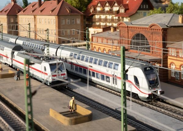 Märklin 37449 H0 Elektrolokomotive Baureihe 146.5, DB AG, Ep. VI Eisenbahn, Endstation, Zug, Bahnhof, Person
