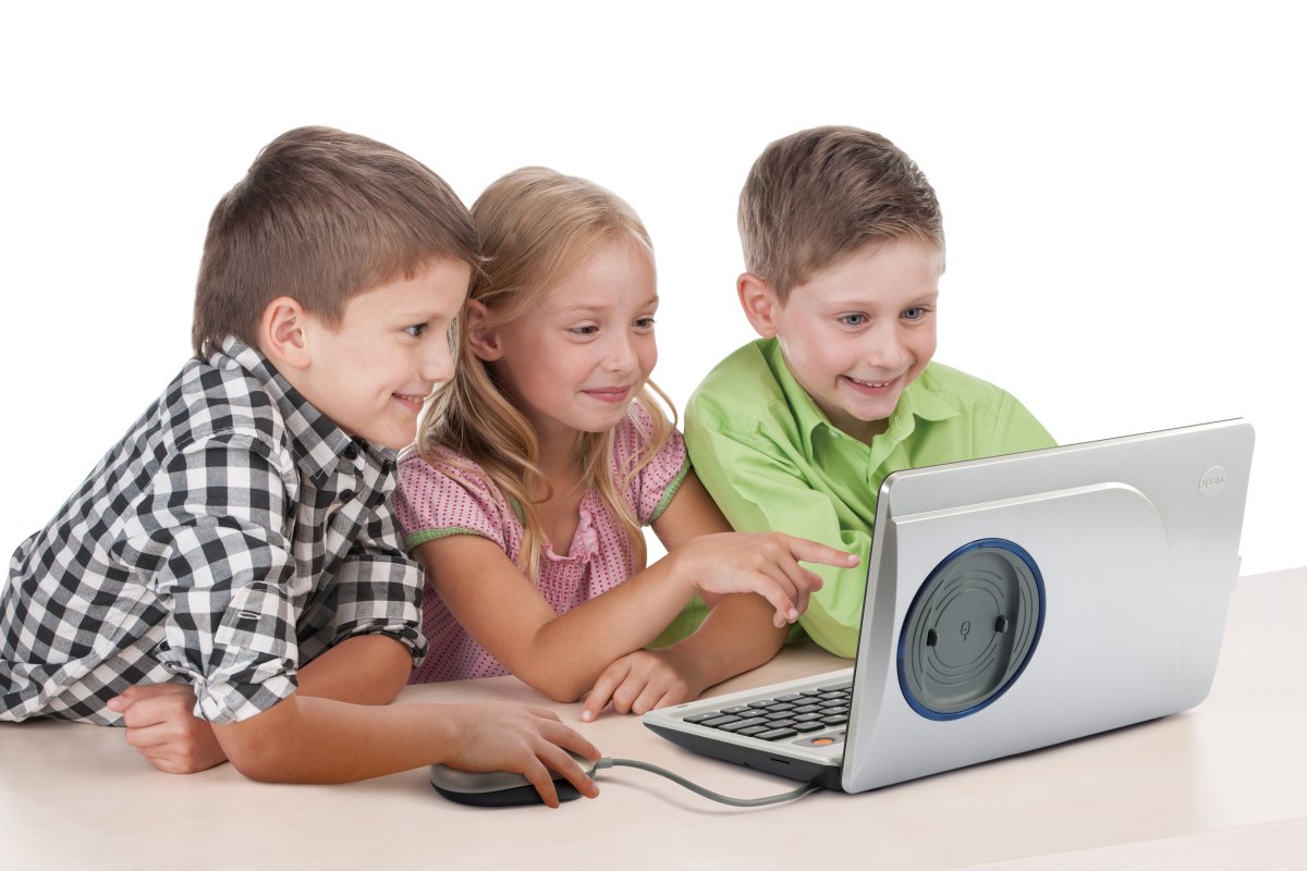 VTech Genio Lernlaptop in Silber, robuster Kunststoff, 5'' Bildschirm, QWERTZ-Tastatur, 40 Lern-Apps, WLAN, microSD-Slot, Elternbrowser, ab 5 Jahren, Junge, Kind, Männlich, Person, Laptop