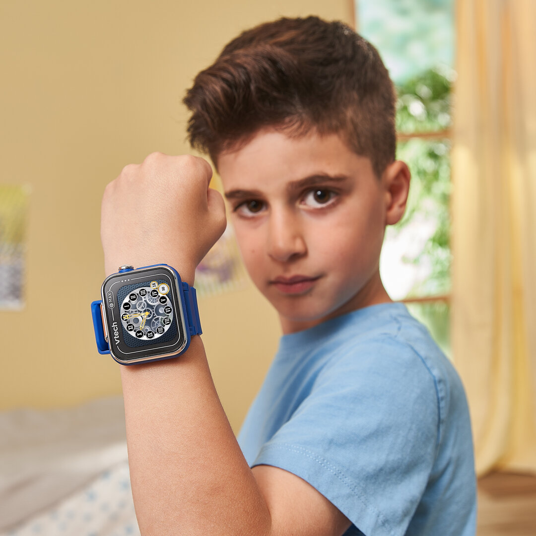 VTech KidiZoom Smart Watch MAX blau mit großem Touch-Display, Front- & Rückkamera, Schrittzähler, Spiele & Kreativ-Apps, Wecker, Musik-Player, spritzwassergeschützt, wiederaufladbarer Akku, ab 5 Jahren, Armbanduhr, Arm, Person, Hand, Finger