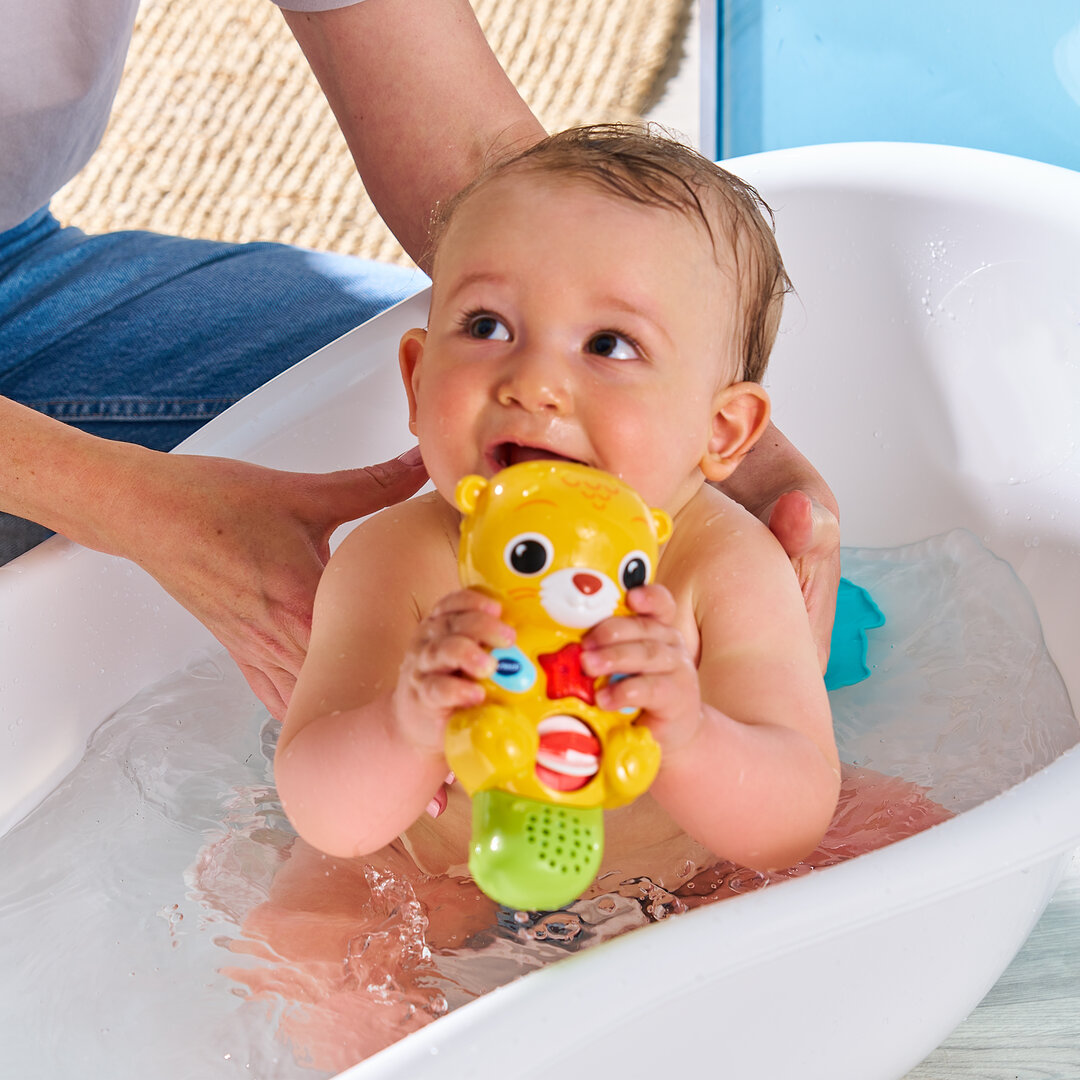 VTech Badespaß Otter aus buntem Kunststoff mit Leucht-Seestern-Taste, Wassersensor, drehbarem Rad im Bauch, 3 Fisch-Becher, 3 Lieder & 15 Melodien, wasserdichtes Batteriefach ab 1 Jahr., Baden, Badewanne, Person, Wanne, Portrait