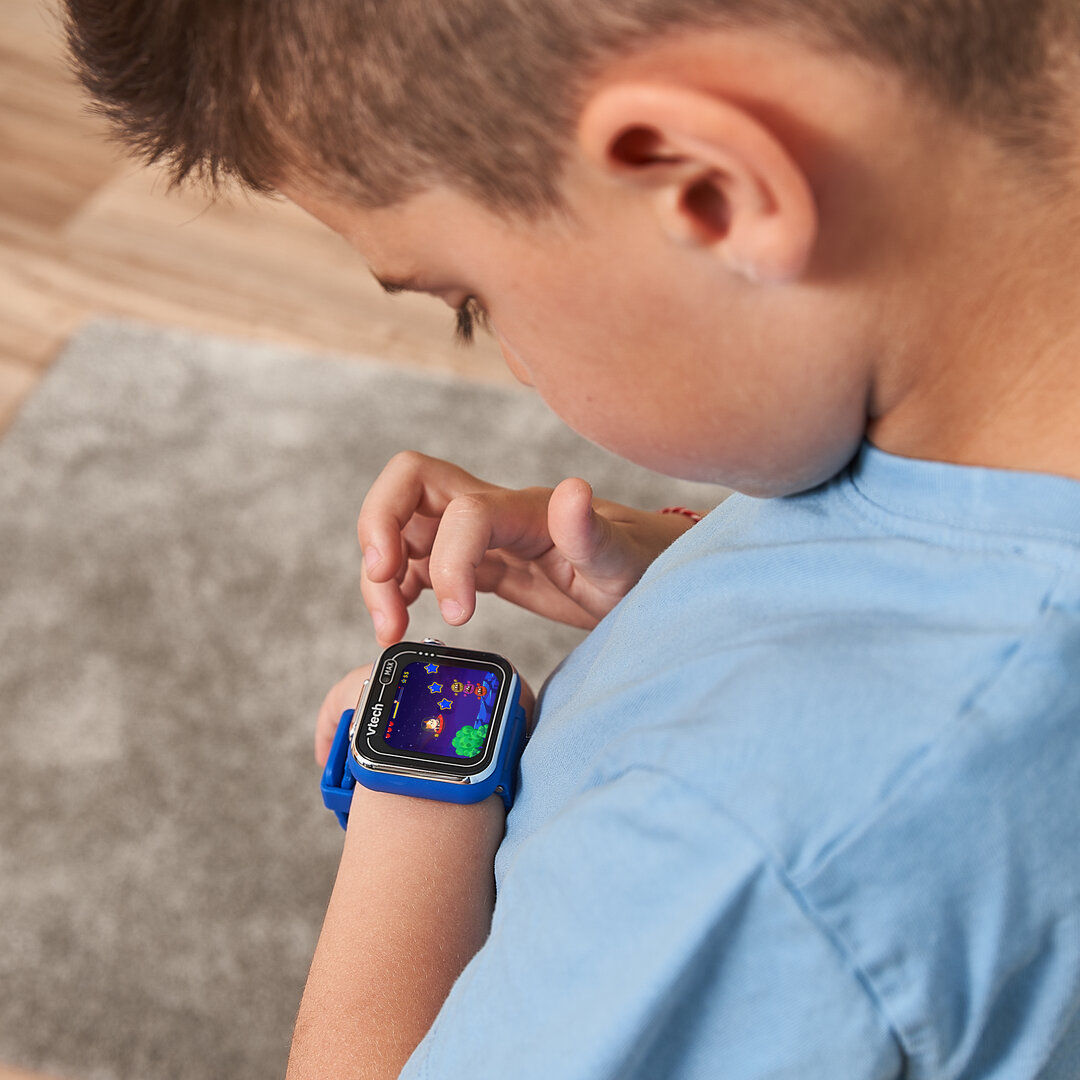 VTech KidiZoom Smart Watch MAX blau mit großem Touch-Display, Front- & Rückkamera, Schrittzähler, Spiele & Kreativ-Apps, Wecker, Musik-Player, spritzwassergeschützt, wiederaufladbarer Akku, ab 5 Jahren, Junge, Kind, Männlich, Person, Arm