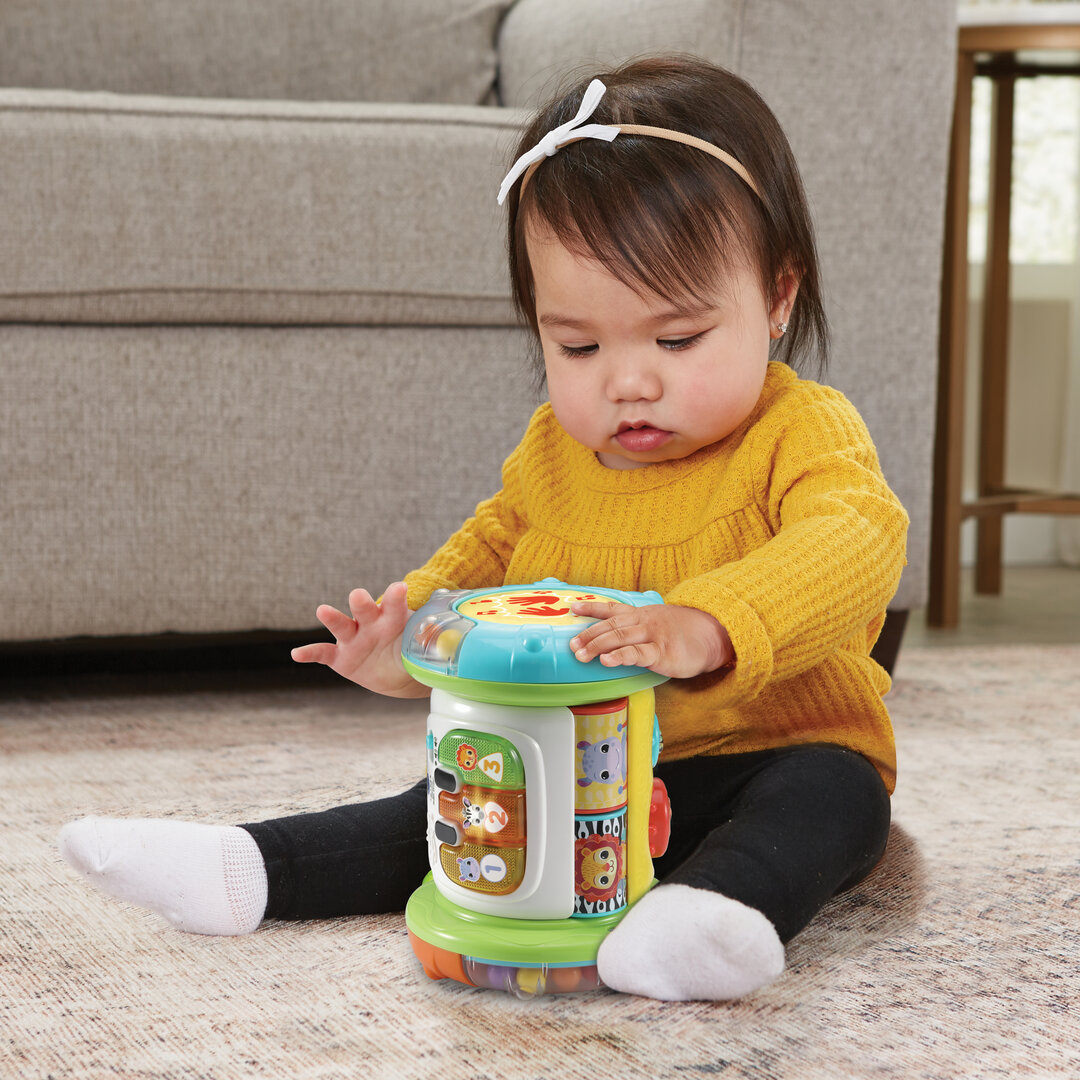 VTech 3-in-1 Rollende Entdecker-Trommel in buntem Kunststoff  13,8×18,8 cm, Rollen, Trommeln, 5 Entdeckerseiten mit Leucht-Klavier, Musik 7 Lieder, 18 Melodien, Bewegungssensor, kindersicher, ab 9 Monaten, Kind, Weiblich, Mädchen, Person, Portrait