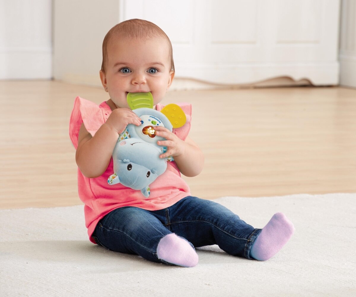 VTech Nuckelnilpferd Spiel-und Beißi-Hippo: weiche Füßchen, leuchtendes Herz-Taste mit Melodien und Sätzen, beruhigend beim Zahnen, ab 0 Monaten,