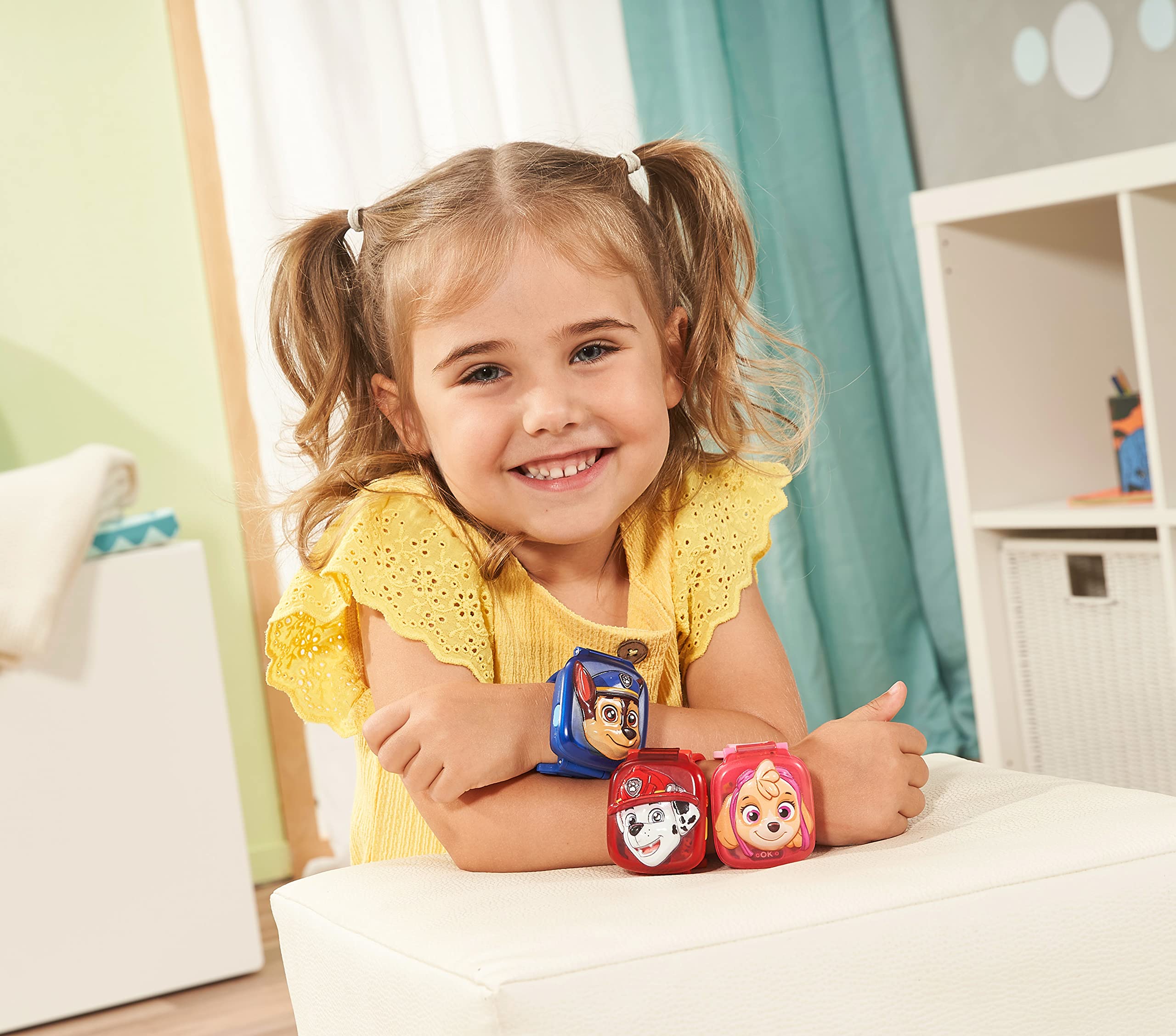 VTech Chase-Lernuhr aus Kunststoff mit Chase-Design, 10 Ziffernblättern, Wecker, Timer, Stoppuhr, 4 Lernspiele, Originalstimme, kindersicher, ab 3 J., Kopf, Person, Gesicht, Lächeln, Kind