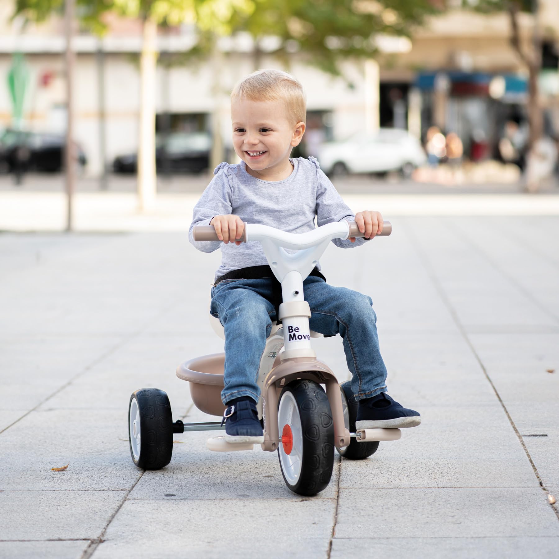 Smoby Be Move Tricycle Beige 2-in-1 mit ergonomischem Sitz, Sicherheitsgurt, verstellbarer Elternstange bis 95 cm, Free-Wheel, Leichtlaufräder, beige, ca. 68×52×52 cm, Person, Portrait, Dreirad, Junge, Kind