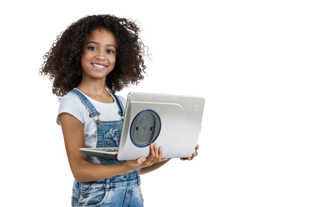 VTech Genio Lernlaptop in Silber, robuster Kunststoff, 5'' Bildschirm, QWERTZ-Tastatur, 40 Lern-Apps, WLAN, microSD-Slot, Elternbrowser, ab 5 Jahren, Person, Gesicht, Kopf, Fotografie, Portrait