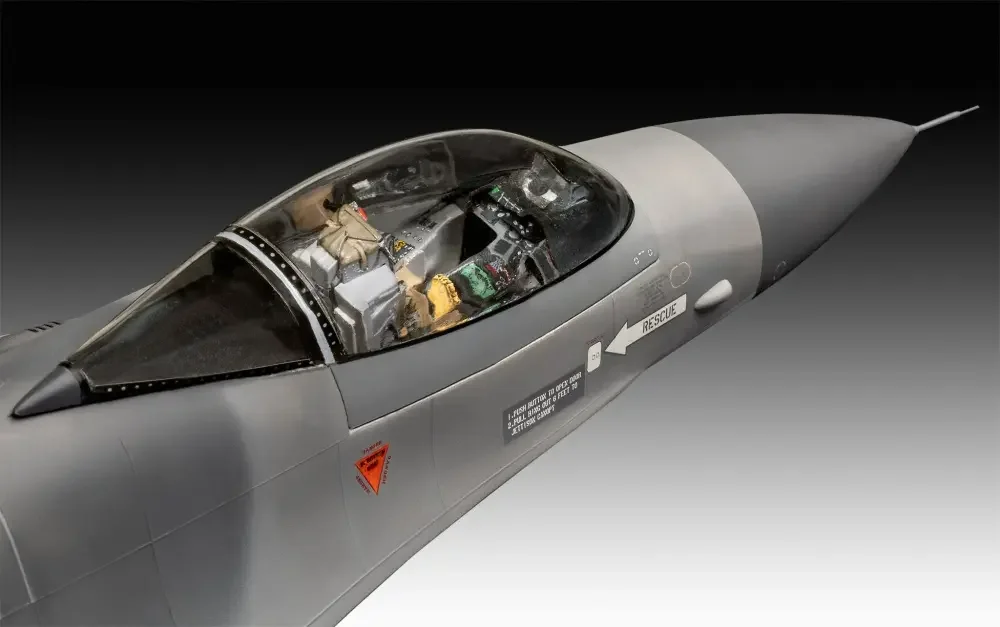 Revell 03802 F-16 Falcon - 50th Anniversary Modell 1:32