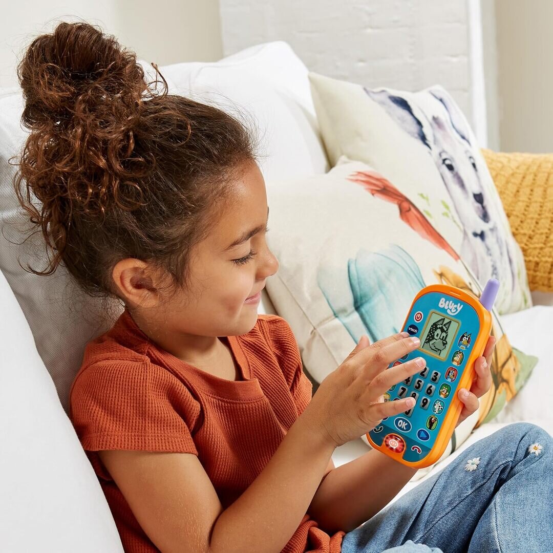 VTech Bluey Lernhandy aus Kunststoff in Blau/Multicolor mit LCD-Display, 6 Figurentasten, Originalstimmen & Musik, Mikrofon, Lautstärke, kindersicher ab 3 J.,