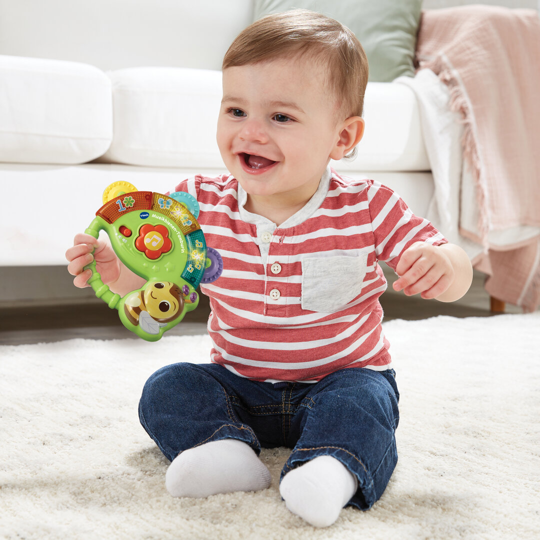 VTech Musikbienen-Tamburin aus mehrfarbigem Kunststoff, Bewegungssensor, leuchtende Lichter, Mitte-Blumentaste mit Liedern & Zahlenkommentaren, 3 Lieder & 10 Melodien, kindersicher, ab 3 Monaten, Hosen, Photographie, Portrait, Couch, Sitzend