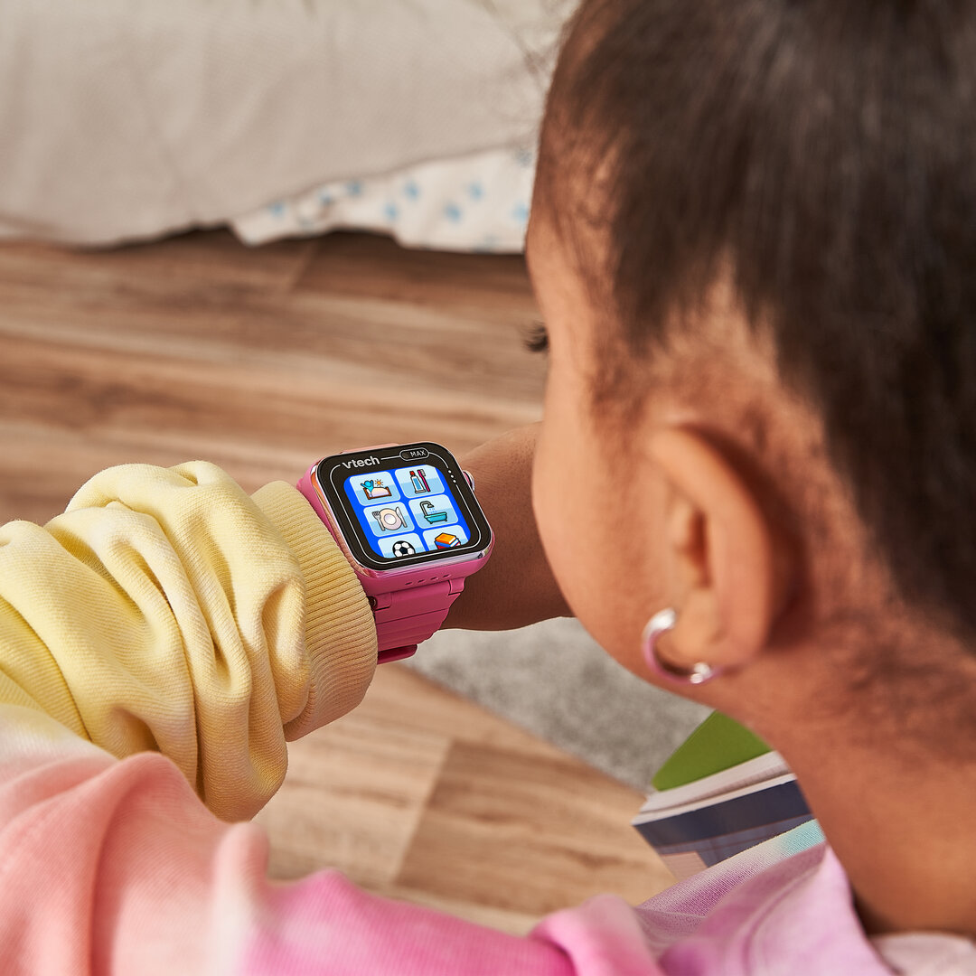 VTech KidiZoom Smart Watch MAX pink mit Touch-Display 1,69, Duokamera für Fotos/Video, Schrittzähler, Spiele & Kreativ-Apps, Wecker, Musik-Player, USB-Akku, spritzwassergeschützt, ab 5 Jahren, Person, Armbanduhr, Arm, Körperteil, Kopf